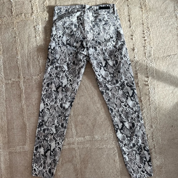 Brand: Sanctuary denim Size: 26 Style: Snake skin skinny jeans - Picture 3 of 5
